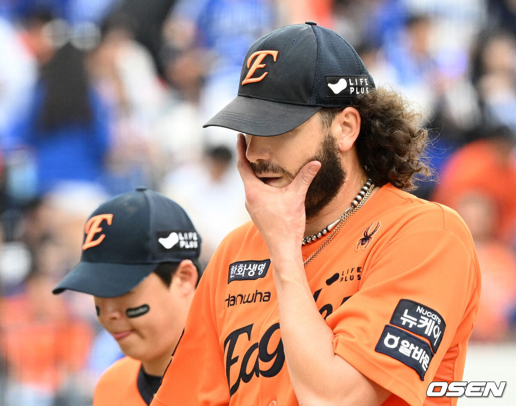 18일 오후 대전 한화생명볼파크에서 2025 신한 SOL Bank KBO리그 포스트시즌 플레이오프 1차전 한화 이글스와 삼성 라이온즈의 경기가 열렸다.한화는 폰세, 삼성은 가라비토를 선발 투수로 내세웠다.4회초 한화 폰세가 마운드를 내려가며 아쉬워하고 있다. 2025.10.18 /sunday@osen.co.kr