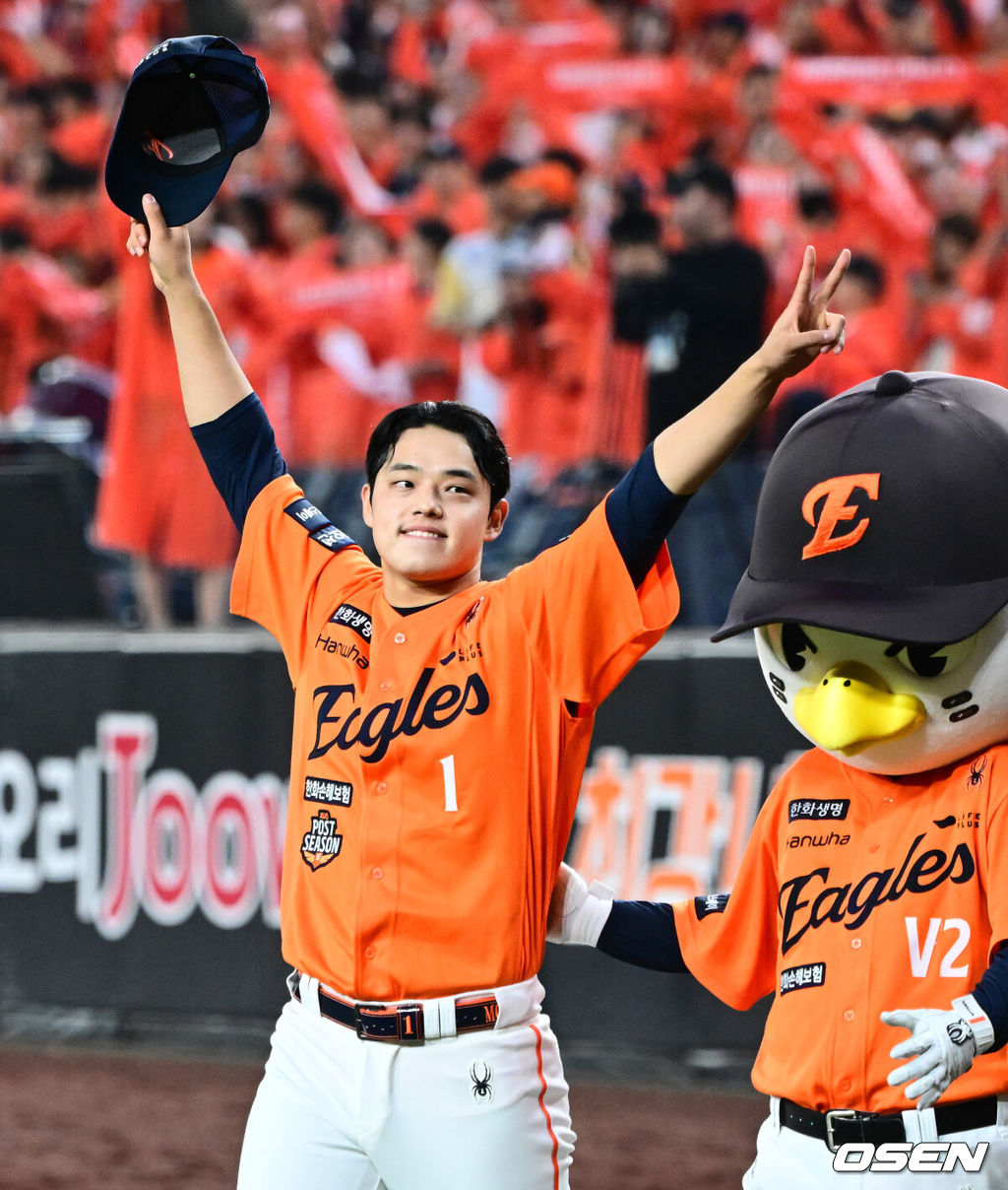 프로야구 한화 이글스가 첫 판을 승리하고, 한국시리즈 진출 확률 76.5%를 잡았다. 한화는 18일 대전 한화생명볼파크에서 열린 2025 KBO리그 플레이오프(5전 3선승제) 1차전 삼성 라이온즈와 경기에서 9-8 재역전 승리를 거뒀다. 예상과 달리 난타전이었고, 한화는 15안타를 몰아쳤다. 선발 폰세는 6이닝 7피안타(1피홈런) 1볼넷 8탈삼진 6실점(5자책)으로 부진했으나 승리 투수가 됐다. 문동주가 7회 구원투수로 등판해 2이닝 1피안타 4탈삼진 무실점으로 잘 던졌다. 마무리 김서현은 9회 등판해 홈런 등 2점을 허용하고 교체됐다. 김범수가 세이브를 기록했다. 플레이오프 1차전 MVP에 선정된 한화 문동주가 기뻐하고 있다. 2025.10.18 /jpnews@osen.co.kr