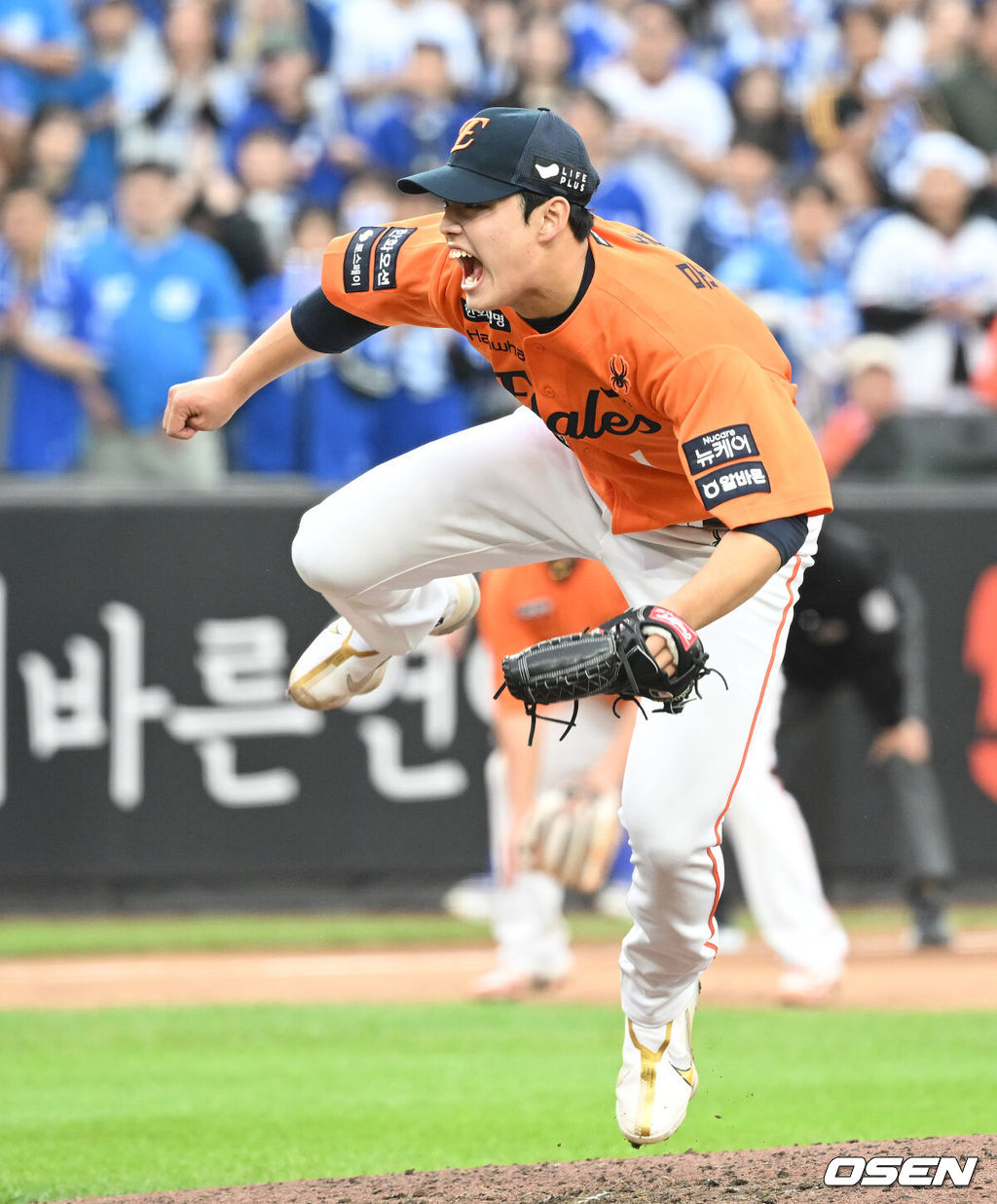 18일 오후 대전 한화생명볼파크에서 2025 신한 SOL Bank KBO리그 포스트시즌 플레이오프 1차전 한화 이글스와 삼성 라이온즈의 경기가 열렸다.한화는 폰세, 삼성은 가라비토를 선발 투수로 내세웠다.7회초 한화 문동주가 역투하고 있다. 2025.10.18 /sunday@osen.co.kr