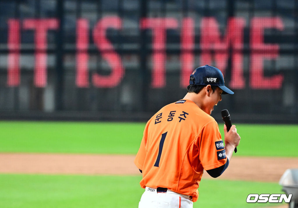 프로야구 한화 이글스가 첫 판을 승리하고, 한국시리즈 진출 확률 76.5%를 잡았다. 한화는 18일 대전 한화생명볼파크에서 열린 2025 KBO리그 플레이오프(5전 3선승제) 1차전 삼성 라이온즈와 경기에서 9-8 재역전 승리를 거뒀다. 예상과 달리 난타전이었고, 한화는 15안타를 몰아쳤다. 선발 폰세는 6이닝 7피안타(1피홈런) 1볼넷 8탈삼진 6실점(5자책)으로 부진했으나 승리 투수가 됐다. 문동주가 7회 구원투수로 등판해 2이닝 1피안타 4탈삼진 무실점으로 잘 던졌다. 마무리 김서현은 9회 등판해 홈런 등 2점을 허용하고 교체됐다. 김범수가 세이브를 기록했다. 플레이오프 1차전 MVP에 선정된 한화 문동주가 인터뷰를 하고 있다. 2025.10.18 /jpnews@osen.co.kr