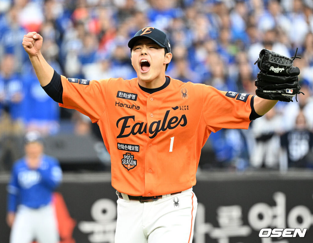 18일 오후 대전 한화생명볼파크에서 2025 신한 SOL Bank KBO리그 포스트시즌 플레이오프 1차전 한화 이글스와 삼성 라이온즈의 경기가 열렸다.한화는 폰세, 삼성은 가라비토를 선발 투수로 내세웠다.7회초 수비를 마친 한화 문동주가 환호하고 있다. 2025.10.18 /sunday@osen.co.kr