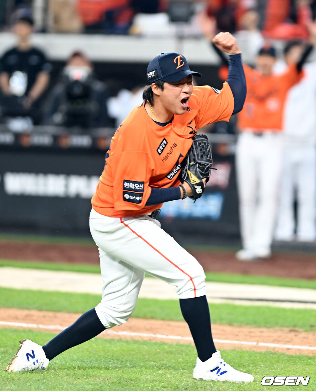 18일 오후 대전 한화생명볼파크에서 2025 신한 SOL Bank KBO리그 포스트시즌 플레이오프 1차전 한화 이글스와 삼성 라이온즈의 경기가 치열한 타격전 끝에 한화가 9-8로 승리했다.9회초 김범수가 삼성 김성윤을 플라이로 처리 승리를 지킨뒤 기뻐하고 있다. 2025.10.18 /spjj@osen.co.kr