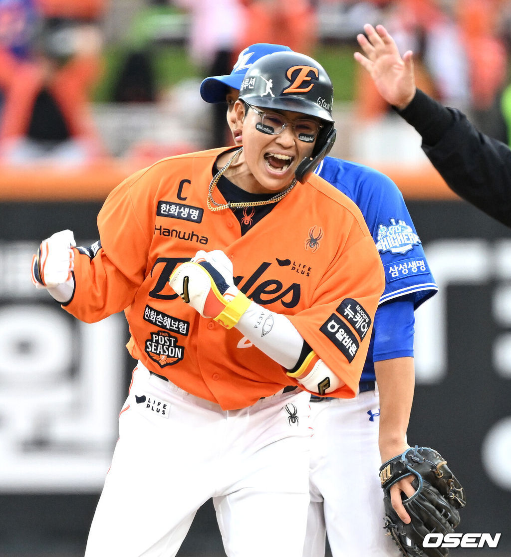 18일 오후 대전 한화생명볼파크에서 2025 신한 SOL Bank KBO리그 포스트시즌 플레이오프 1차전 한화 이글스와 삼성 라이온즈의 경기가 열렸다.한화는 폰세, 삼성은 가라비토를 선발 투수로 내세웠다.6회말 2사 2,3루에서 한화 채은성이 우전 2타점 적시타를 치고 환호하고 있다. 2025.10.18 /sunday@osen.co.kr