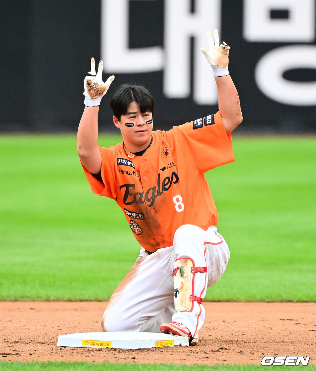 18일 오후 대전 한화생명볼파크에서 2025 신한 SOL Bank KBO리그 포스트시즌 플레이오프 1차전 한화 이글스와 삼성 라이온즈의 경기가 열렸다.한화는 폰세, 삼성은 가라비토를 선발 투수로 내세웠다.1회말 2사 1루에서 한화 노시환이 2루타를 날리며 세리머니를 하고 있다. 2025.10.18 /jpnews@osen.co.kr