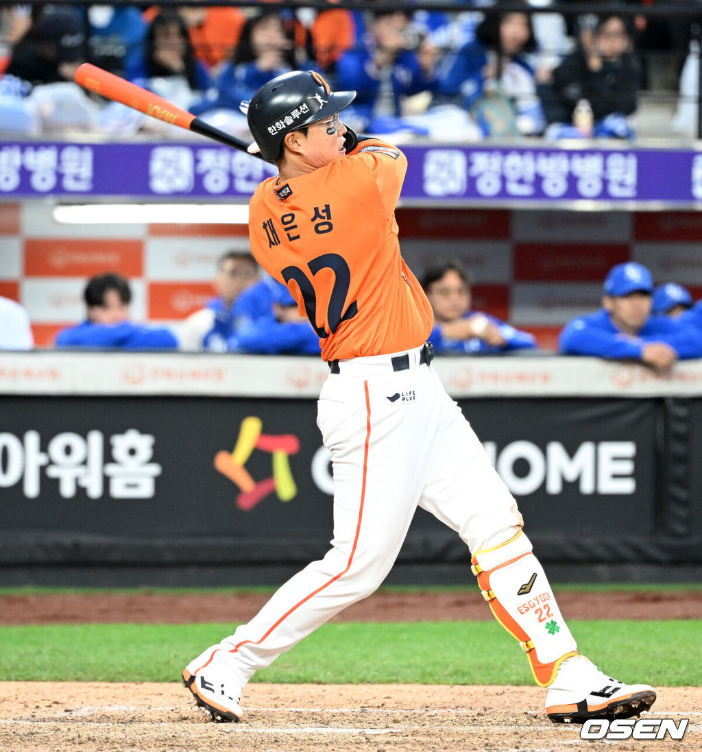 18일 오후 대전 한화생명볼파크에서 2025 신한 SOL Bank KBO리그 포스트시즌 플레이오프 1차전 한화 이글스와 삼성 라이온즈의 경기가 열렸다.한화는 폰세, 삼성은 가라비토를 선발 투수로 내세웠다.8회말 한화 채은성이 적시타를 치고 있다. 2025.10.18 /sunday@osen.co.kr