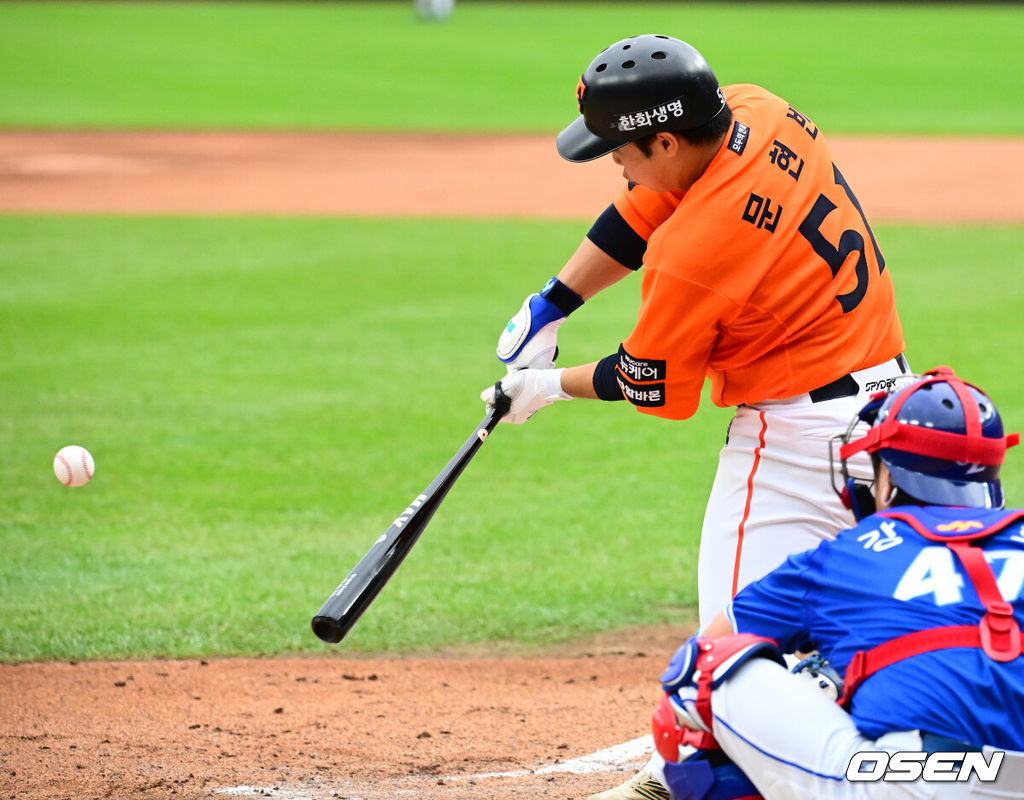 18일 오후 대전 한화생명볼파크에서 2025 신한 SOL Bank KBO리그 포스트시즌 플레이오프 1차전 한화 이글스와 삼성 라이온즈의 경기가 열렸다.한화는 폰세, 삼성은 가라비토를 선발 투수로 내세웠다.2회말 2사 만루에서 한화 문현빈이 몬스터월 직격 싹쓸이 3타점 적시 2루타를 날리고 있다. 2025.10.18 /jpnews@osen.co.kr