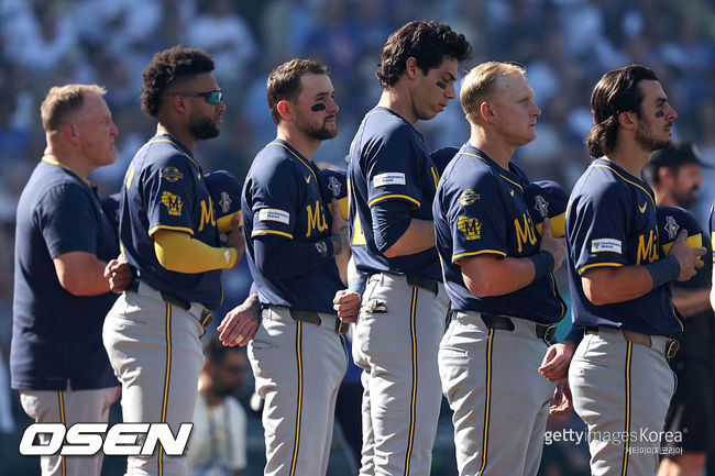 [사진] 밀워키 선수들이 국민의례를 하고 있다. ⓒGettyimages(무단전재 및 재배포 금지)
