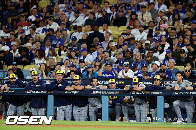 [사진] 밀워키 선수들이 덕아웃에서 경기를 보고 있다. ⓒGettyimages(무단전재 및 재배포 금지)