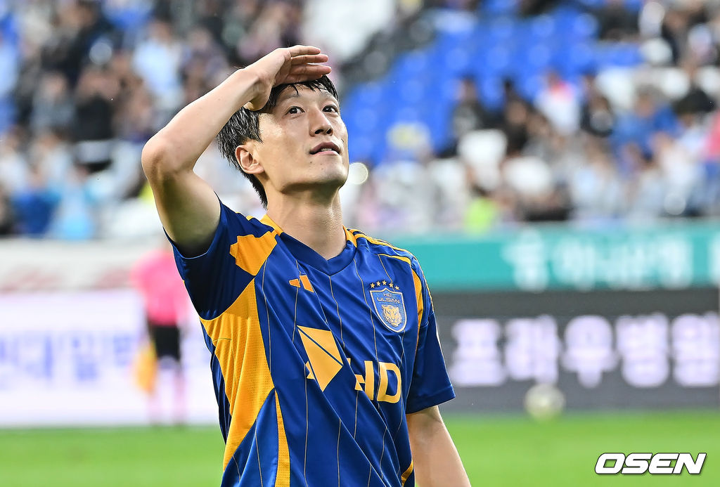18일 울산 문수축구경기장에서 하나은행 K리그1 2025 울산 HD와 광주FC의 경기가 열렸다.  신태용 감독 경질을 두고 후폭풍이 몰아친 울산은 급격히 무너져 강등권까지 추락했고, 반면 광주FC는 파이널A 진출의 마지막 불씨를 살리기 위해 총력전에 나섰다.울산 HD 이청용이 페널티킥을 성공하고 골프 세리머니를 하고 있다. 2025.10.18 / foto0307@osen.co.kr