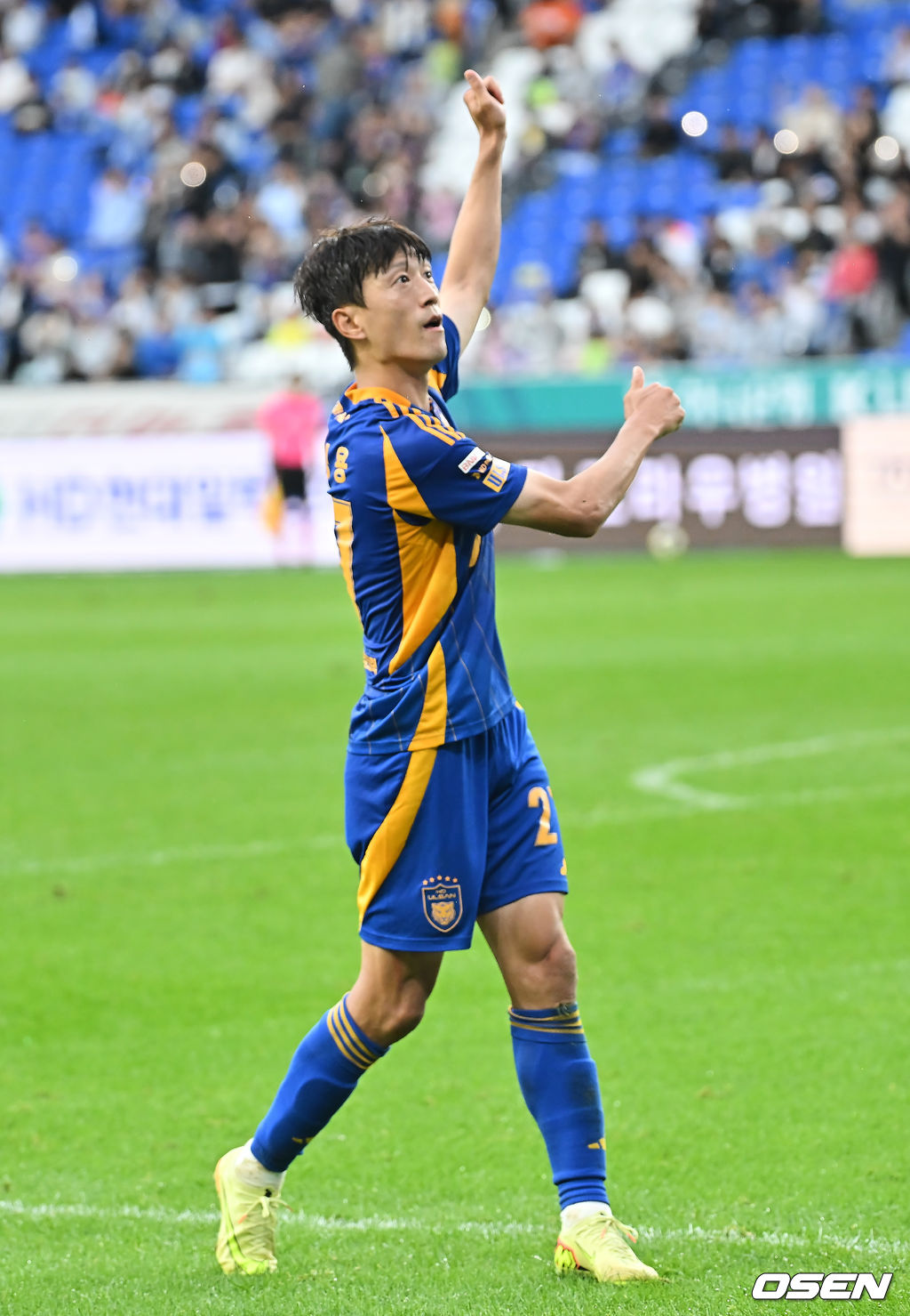 18일 울산 문수축구경기장에서 하나은행 K리그1 2025 울산 HD와 광주FC의 경기가 열렸다. 신태용 감독 경질을 두고 후폭풍이 몰아친 울산은 급격히 무너져 강등권까지 추락했고, 반면 광주FC는 파이널A 진출의 마지막 불씨를 살리기 위해 총력전에 나섰다.울산 HD 이청용이 페널티킥을 성공하고 골프 세리머니를 하고 있다. 2025.10.18 / foto0307@osen.co.kr