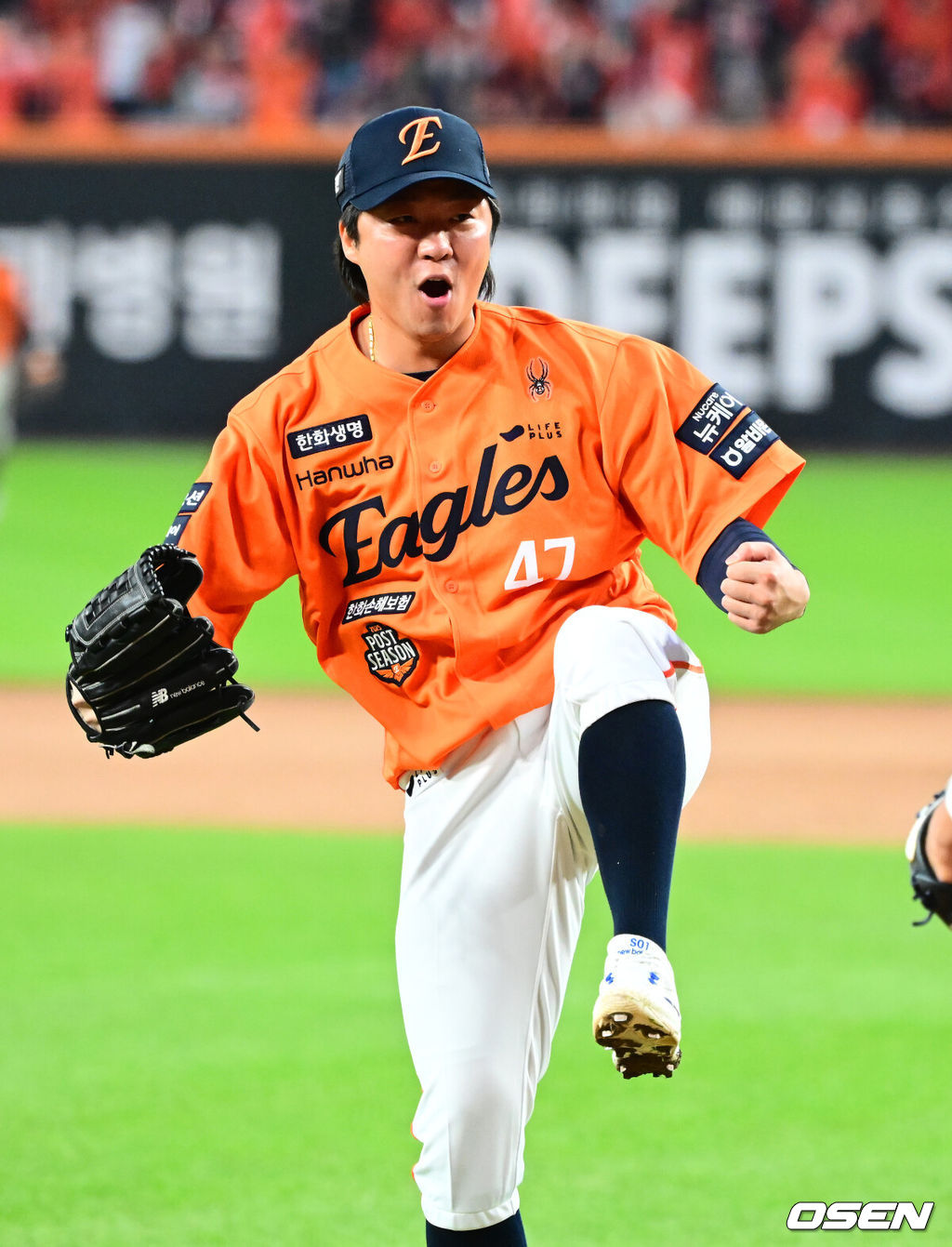  한화가 18일 대전 한화생명볼파크에서 열린 2025 KBO리그 플레이오프(5전 3선승제) 1차전 삼성 라이온즈와 경기에서 9-8 재역전 승리를 거뒀다. 마무리 김서현은 9회 등판해 홈런 등 2점을 허용하고 교체됐다. 김범수가 세이브를 기록했다. 경기를 마치고 한화 김범수가 승리를 기뻐하고 있다. 2025.10.18 /jpnews@osen.co.kr