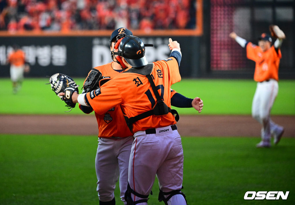  한화 투수 김범수가 경기 후 포수 최재훈과 승리를 기뻐하고 있다. 2025.10.18 /jpnews@osen.co.kr