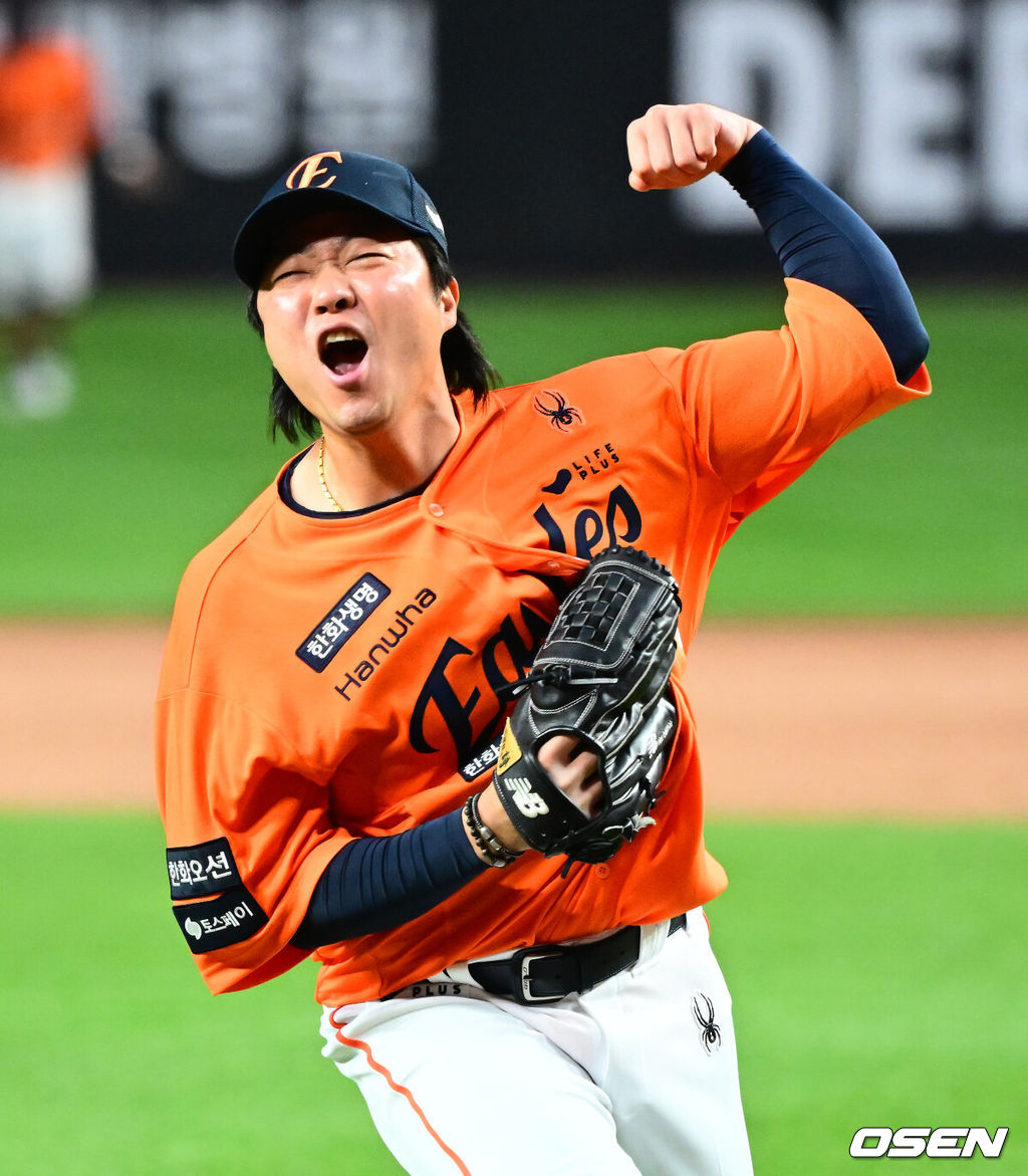 김범수가 세이브를 기록했다. 경기를 마치고 한화 김범수가 승리를 기뻐하고 있다. 2025.10.18 /jpnews@osen.co.kr