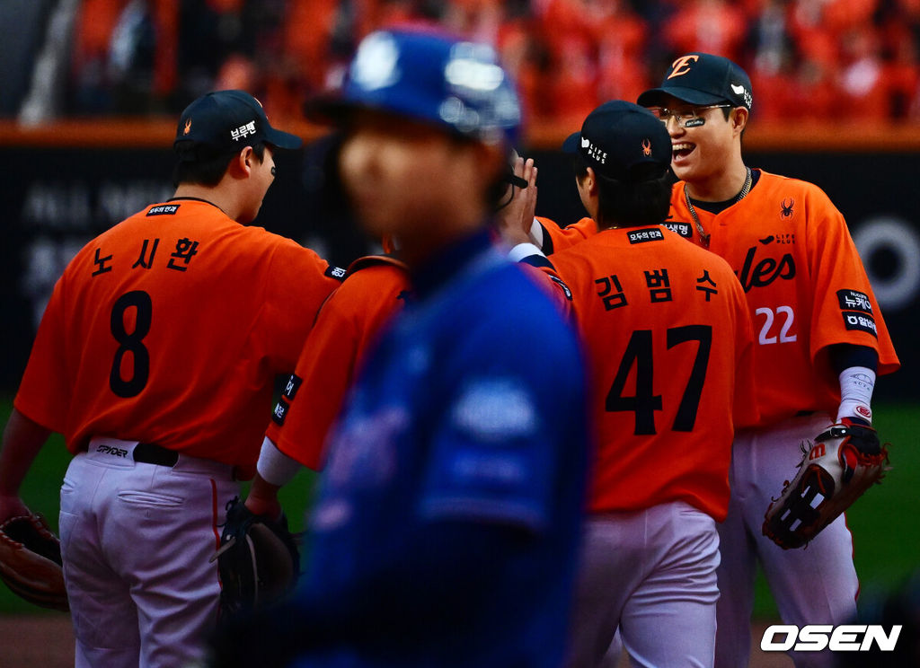 프로야구 한화 이글스가 첫 판을 승리하고, 한국시리즈 진출 확률 76.5%를 잡았다. 한화는 18일 대전 한화생명볼파크에서 열린 2025 KBO리그 플레이오프(5전 3선승제) 1차전 삼성 라이온즈와 경기에서 9-8 재역전 승리를 거뒀다. 예상과 달리 난타전이었고, 한화는 15안타를 몰아쳤다. 선발 폰세는 6이닝 7피안타(1피홈런) 1볼넷 8탈삼진 6실점(5자책)으로 부진했으나 승리 투수가 됐다. 문동주가 7회 구원투수로 등판해 2이닝 1피안타 4탈삼진 무실점으로 잘 던졌다. 마무리 김서현은 9회 등판해 홈런 등 2점을 허용하고 교체됐다. 김범수가 세이브를 기록했다. 경기를 마치고 한화 선수들이 승리를 기뻐하고 있다. 2025.10.18 /jpnews@osen.co.kr