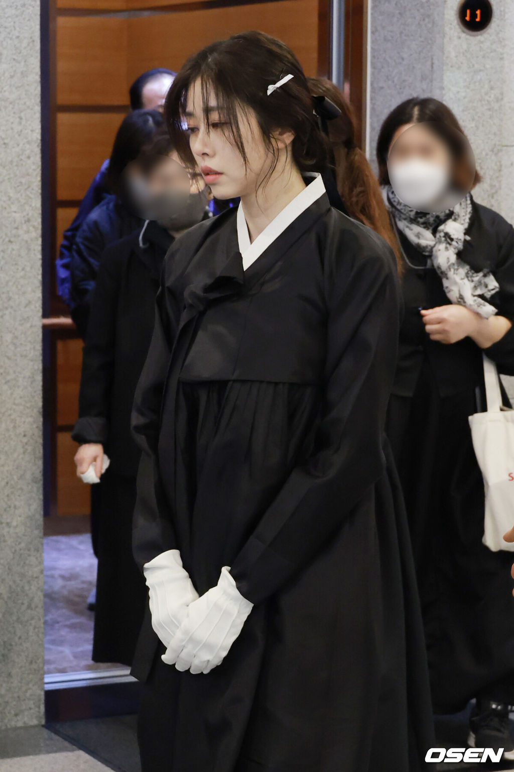 2일 오전 서울 아산병원 장례식장에서 고 서세원의 발인이 엄수됐다.영결식은 한국방송코미디언협회장으로 치러졌다. 영결식 사회는 코미디언 김학래가, 약력 보고는 이용근 사무총장이 그리고 추모사는 엄영수(엄용수) 협회장이 했다. 추도사는 박문영 문영그룹 회장이 맡았으며 가족 대표 인사는 서세원의 고종사촌이 했다.고인은 지난달 20일 오후 캄보디아 프놈펜의 한인 병원에서 링거를 맞던 중 심정지로 사망했다. 향년 67세. 고인은 평소 지병으로 당뇨를 앓아왔던 것으로 전해졌다. 유가족은 정확한 사인 규명을 위해 고인의 시신을 한국으로 옮겨 부검하는 것을 고려했으나 현지 사정으로 인해 캄보디아에서 화장 후 한국에서 장례를 치르는 것으로 결정했다. 방송인 서동주가 서세원의 영결식장으로 발걸음을 옮기고 있다. 2023.05.02 /cej@osen.co.kr