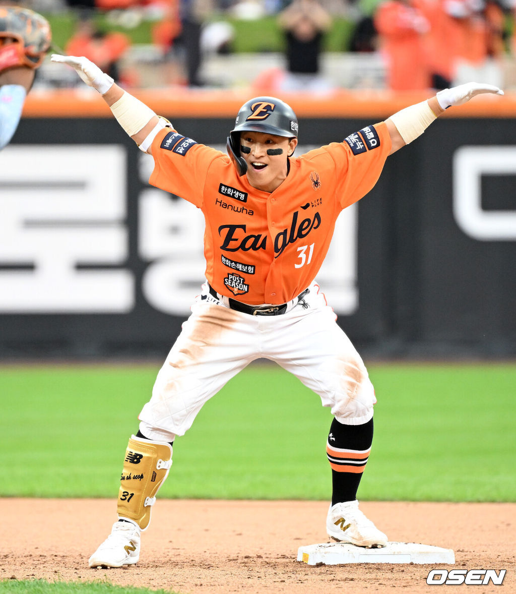18일 오후 대전 한화생명볼파크에서 2025 신한 SOL Bank KBO리그 포스트시즌 플레이오프 1차전 한화 이글스와 삼성 라이온즈의 경기가 열렸다.한화는 폰세, 삼성은 가라비토를 선발 투수로 내세웠다.6회말 무사 2루에서 한화 손아섭이 중전 적시 2루타를 치고 환호하고 있다. 2025.10.18 /sunday@osen.co.kr