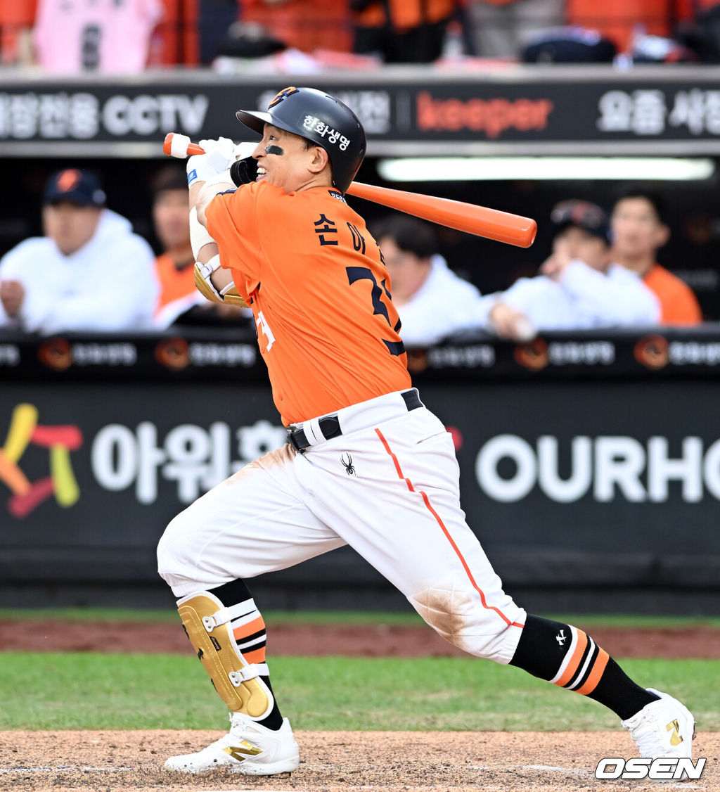 18일 오후 대전 한화생명볼파크에서 2025 신한 SOL Bank KBO리그 포스트시즌 플레이오프 1차전 한화 이글스와 삼성 라이온즈의 경기가 열렸다.한화는 폰세, 삼성은 가라비토를 선발 투수로 내세웠다.6회말 무사 2루 손아섭이 동점 적시타를 치고 있다. 2025.10.18 /spjj@osen.co.kr