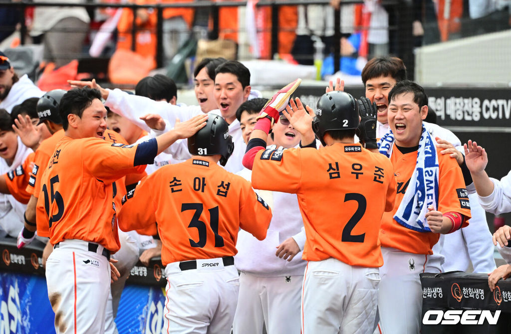 18일 오후 대전 한화생명볼파크에서 2025 신한 SOL Bank KBO리그 포스트시즌 플레이오프 1차전 한화 이글스와 삼성 라이온즈의 경기가 열렸다.한화는 폰세, 삼성은 가라비토를 선발 투수로 내세웠다.2회말 2사 만루에서 한화 문현빈이 몬스터월 직격 싹쓸이 3타점 적시 2루타를 날리자 더그아웃의 선수들이 기뻐하고 있다. 2025.10.18 /jpnews@osen.co.kr