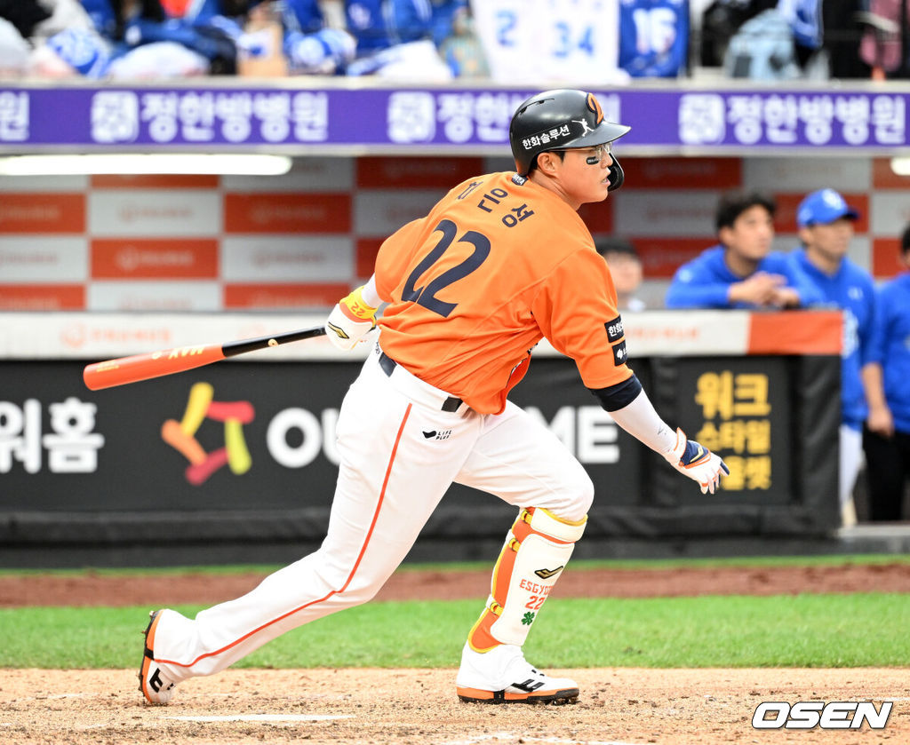 18일 오후 대전 한화생명볼파크에서 2025 신한 SOL Bank KBO리그 포스트시즌 플레이오프 1차전 한화 이글스와 삼성 라이온즈의 경기가 열렸다.한화는 폰세, 삼성은 가라비토를 선발 투수로 내세웠다.5회말 무사에서 한화 채은성이 중전 안타를 치고 있다. 2025.10.18 /sunday@osen.co.kr