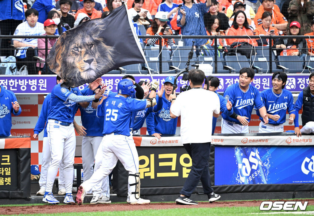 18일 오후 대전 한화생명볼파크에서 2025 신한 SOL Bank KBO리그 포스트시즌 플레이오프 1차전 한화 이글스와 삼성 라이온즈의 경기가 열렸다.한화는 폰세, 삼성은 가라비토를 선발 투수로 내세웠다.3회말 무사에서 삼성 김태훈이 우월 솔로 홈런을 치고 더그아웃에서 동료들과 환호하고 있다. 2025.10.18 /sunday@osen.co.kr