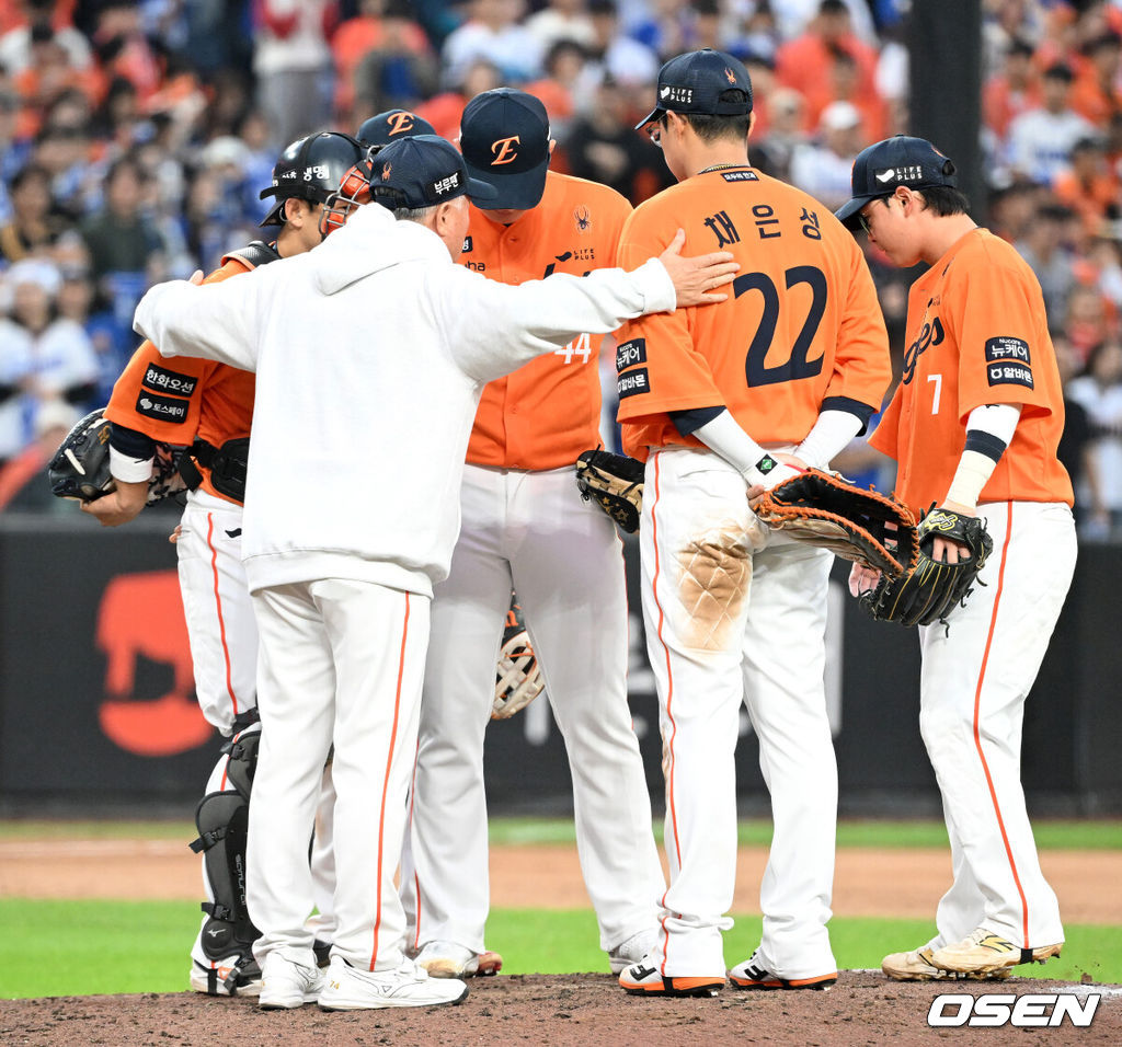 18일 오후 대전 한화생명볼파크에서 2025 신한 SOL Bank KBO리그 포스트시즌 플레이오프 1차전 한화 이글스와 삼성 라이온즈의 경기가 열렸다.한화는 폰세, 삼성은 가라비토를 선발 투수로 내세웠다.9회초 마운드를 방문한 한화 김경문 감독이 선수들을 격려하고 있다. 2025.10.18 /sunday@osen.co.kr