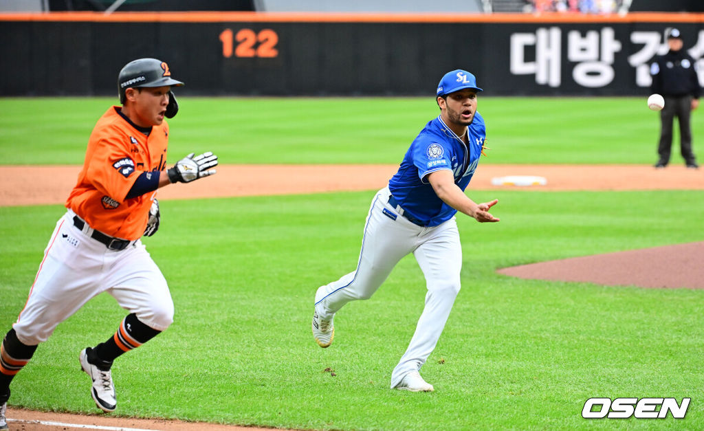 18일 오후 대전 한화생명볼파크에서 2025 신한 SOL Bank KBO리그 포스트시즌 플레이오프 1차전 한화 이글스와 삼성 라이온즈의 경기가 열렸다.한화는 폰세, 삼성은 가라비토를 선발 투수로 내세웠다.2회말 2사 2,3루에서 삼성 가라비토가 한화 손아섭의 투수 앞 땅볼에 홈으로 송구하고 있다. 2025.10.18 /jpnews@osen.co.kr