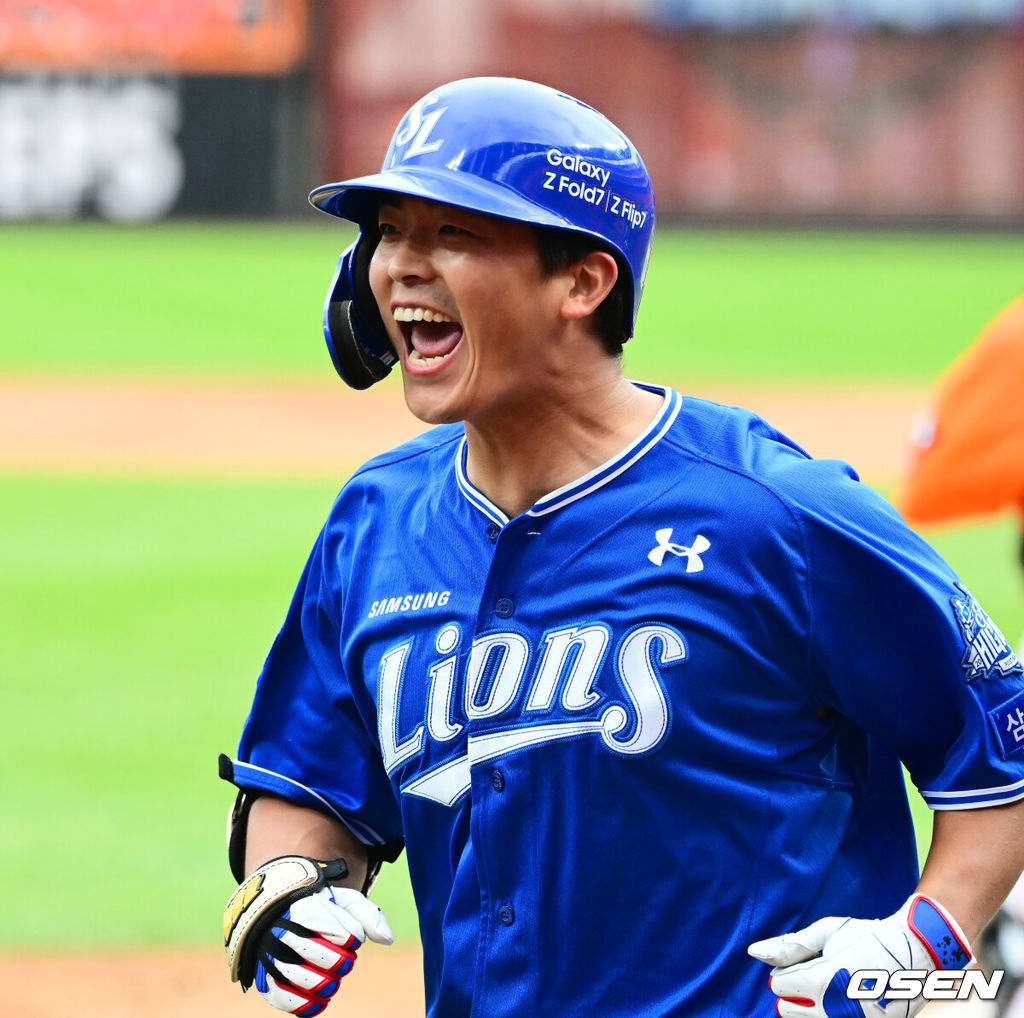 18일 오후 대전 한화생명볼파크에서 2025 신한 SOL Bank KBO리그 포스트시즌 플레이오프 1차전 한화 이글스와 삼성 라이온즈의 경기가 열렸다.한화는 폰세, 삼성은 가라비토를 선발 투수로 내세웠다.4회초 무사에서 삼성 김태훈이 역전 솔로포를 날리며 기뻐하고 있다. 2025.10.18 /jpnews@osen.co.kr