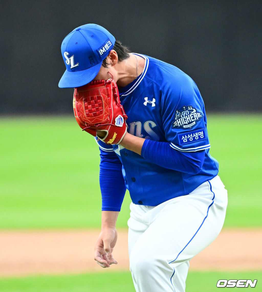 18일 오후 대전 한화생명볼파크에서 2025 신한 SOL Bank KBO리그 포스트시즌 플레이오프 1차전 한화 이글스와 삼성 라이온즈의 경기가 열렸다.한화는 폰세, 삼성은 가라비토를 선발 투수로 내세웠다.6회말 역전을 허용한 삼성 이호성이 아쉬워하고 있다. 2025.10.18 /jpnews@osen.co.kr