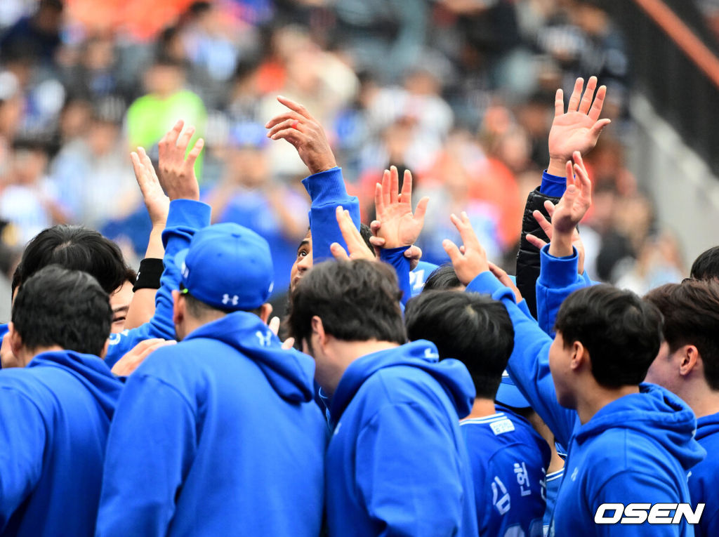 18일 오후 대전 한화생명볼파크에서 2025 신한 SOL Bank KBO리그 포스트시즌 플레이오프 1차전 한화 이글스와 삼성 라이온즈의 경기가 열렸다.한화는 폰세, 삼성은 가라비토를 선발 투수로 내세웠다.경기에 앞서 삼성 선수들이 파이팅을 하고 있다. 2025.10.18 /jpnews@osen.co.kr