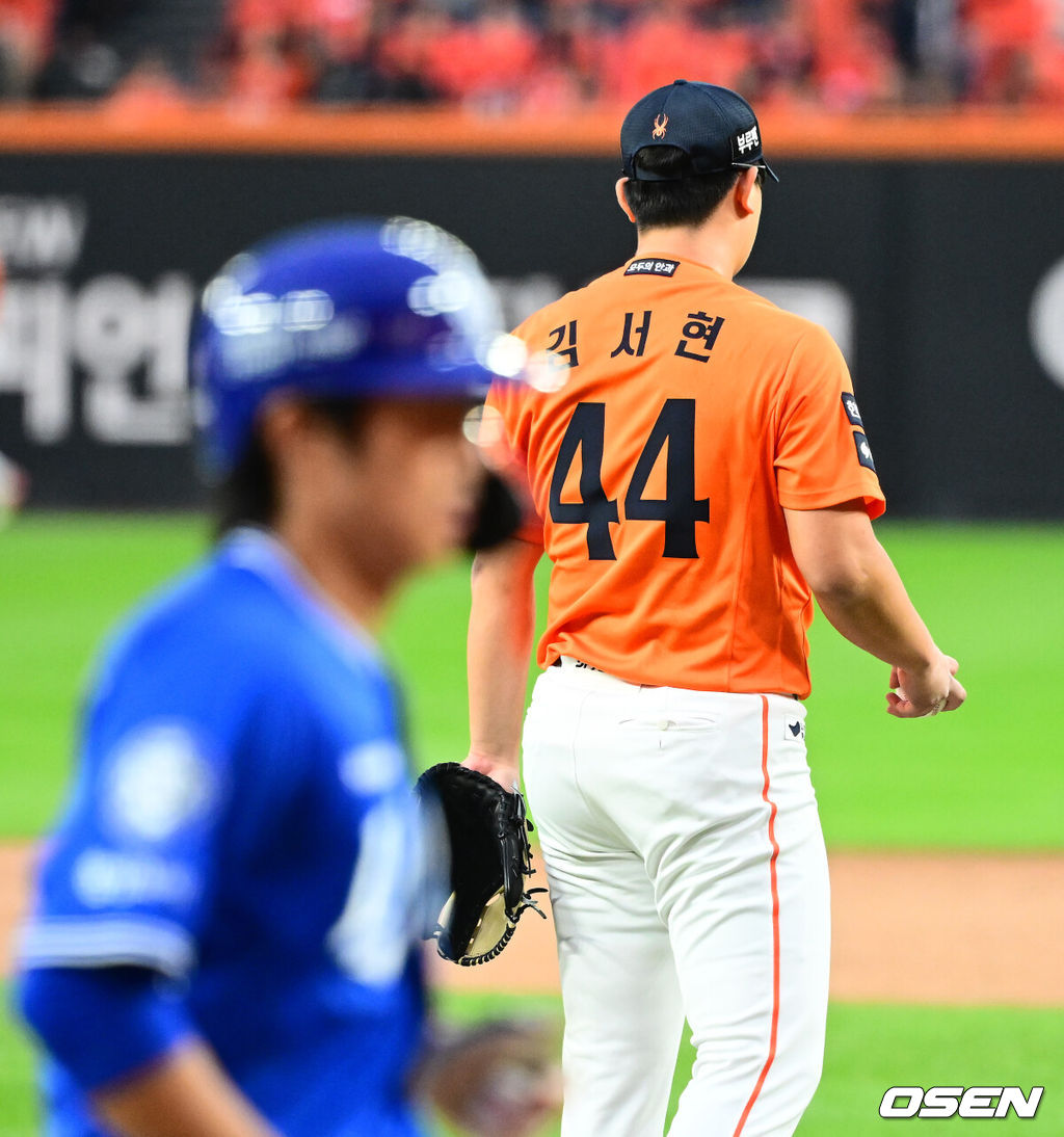 18일 오후 대전 한화생명볼파크에서 2025 신한 SOL Bank KBO리그 포스트시즌 플레이오프 1차전 한화 이글스와 삼성 라이온즈의 경기가 열렸다.한화는 폰세, 삼성은 가라비토를 선발 투수로 내세웠다.9회초 무사에서 한화 김서현이 삼성 이재현에 솔로포를 허용하며 아쉬워하고 있다. 2025.10.18 /jpnews@osen.co.kr