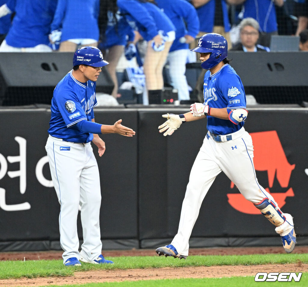 18일 오후 대전 한화생명볼파크에서 2025 신한 SOL Bank KBO리그 포스트시즌 플레이오프 1차전 한화 이글스와 삼성 라이온즈의 경기가 열렸다.한화는 폰세, 삼성은 가라비토를 선발 투수로 내세웠다.9회초 무사에서 삼성 이재현이 우월 솔로홈런을 치고 있다. 2025.10.18 /sunday@osen.co.kr