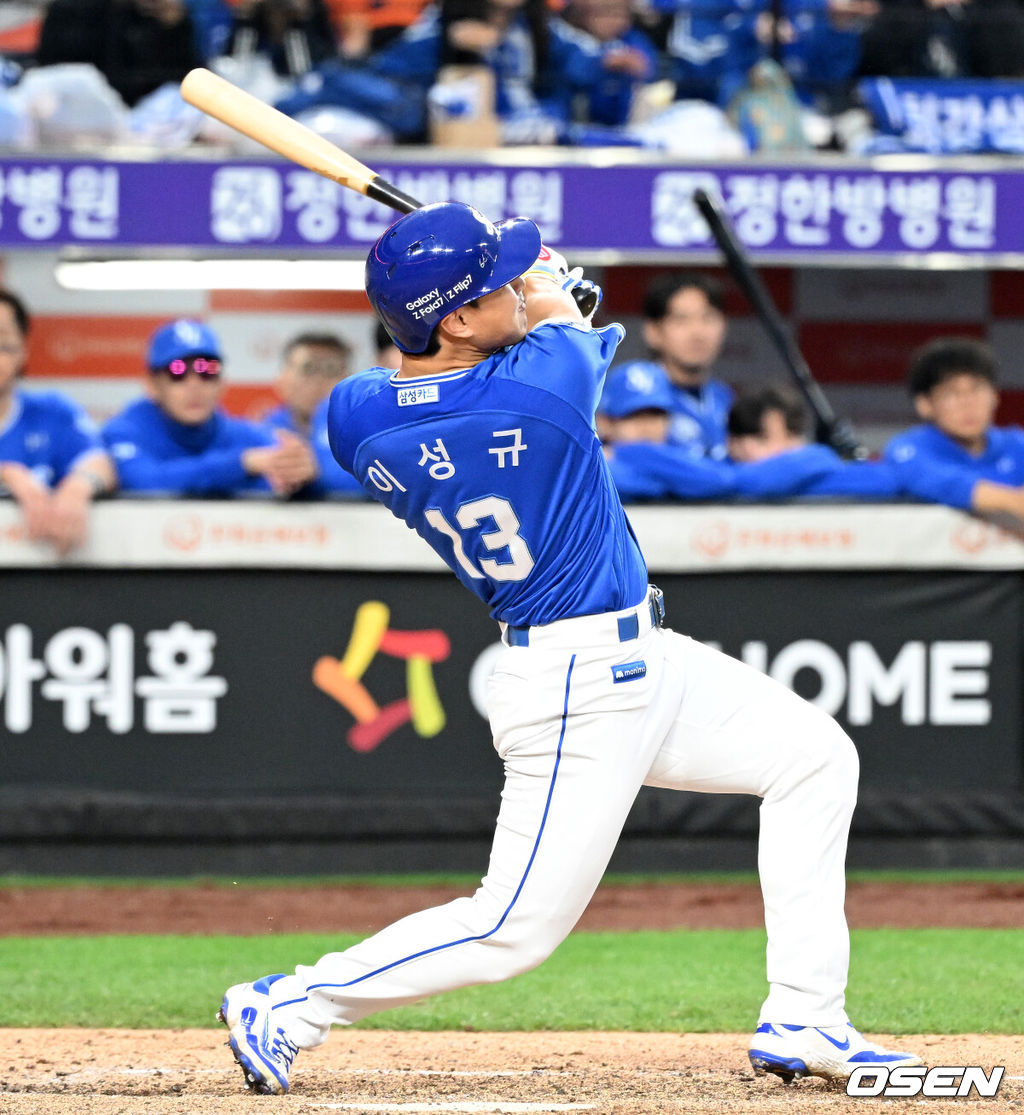 18일 오후 대전 한화생명볼파크에서 2025 신한 SOL Bank KBO리그 포스트시즌 플레이오프 1차전 한화 이글스와 삼성 라이온즈의 경기가 열렸다.한화는 폰세, 삼성은 가라비토를 선발 투수로 내세웠다.9회초 1사 2루에서 삼성 이성규가 좌전 적시타를 치고 있다. 2025.10.18 /sunday@osen.co.kr