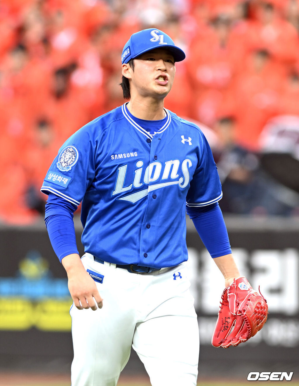 18일 오후 대전 한화생명볼파크에서 2025 신한 SOL Bank KBO리그 포스트시즌 플레이오프 1차전 한화 이글스와 삼성 라이온즈의 경기가 열렸다.한화는 폰세, 삼성은 가라비토를 선발 투수로 내세웠다.6회말 2사에서 2타점 적시타를 허용한 이호성이 아쉬워하고 있다. 2025.10.18 /spjj@osen.co.kr