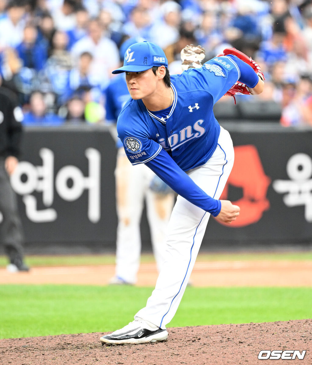 18일 오후 대전 한화생명볼파크에서 2025 신한 SOL Bank KBO리그 포스트시즌 플레이오프 1차전 한화 이글스와 삼성 라이온즈의 경기가 열렸다.한화는 폰세, 삼성은 가라비토를 선발 투수로 내세웠다.6회말 삼성 이호성이 역투하고 있다. 2025.10.18 /sunday@osen.co.kr