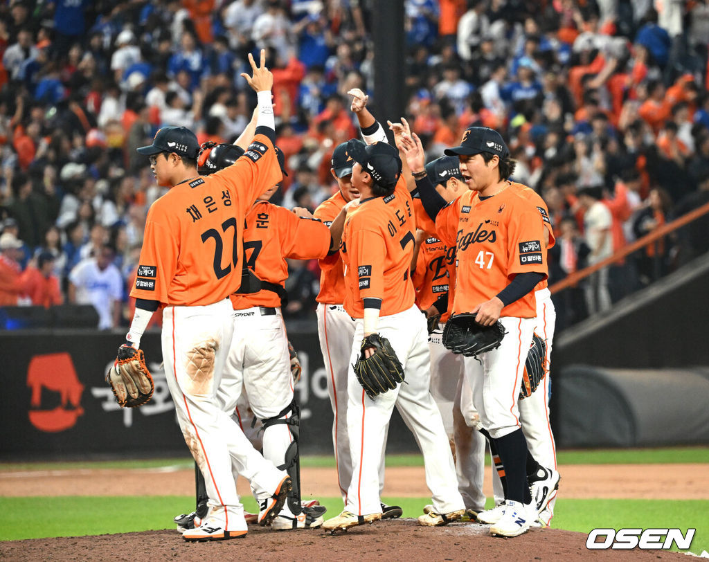 프로야구 한화 이글스가 첫 판을 승리하고, 한국시리즈 진출 확률 76.5%를 잡았다. 한화는 18일 대전 한화생명볼파크에서 열린 2025 KBO리그 플레이오프(5전 3선승제) 1차전 삼성 라이온즈와 경기에서 9-8 재역전 승리를 거뒀다.경기 종료 후 한화 선수들이 환호하고 있다. 2025.10.18 /sunday@osen.co.kr