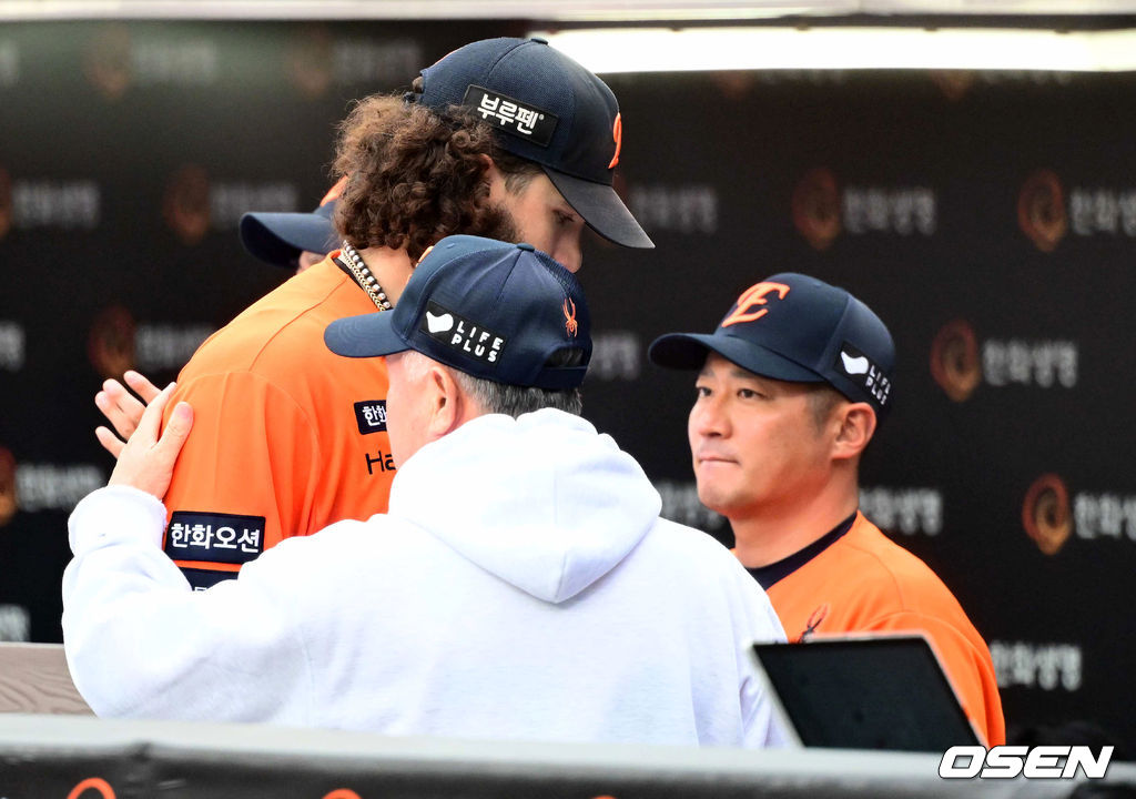 폰세 다독이는 김경문 감독