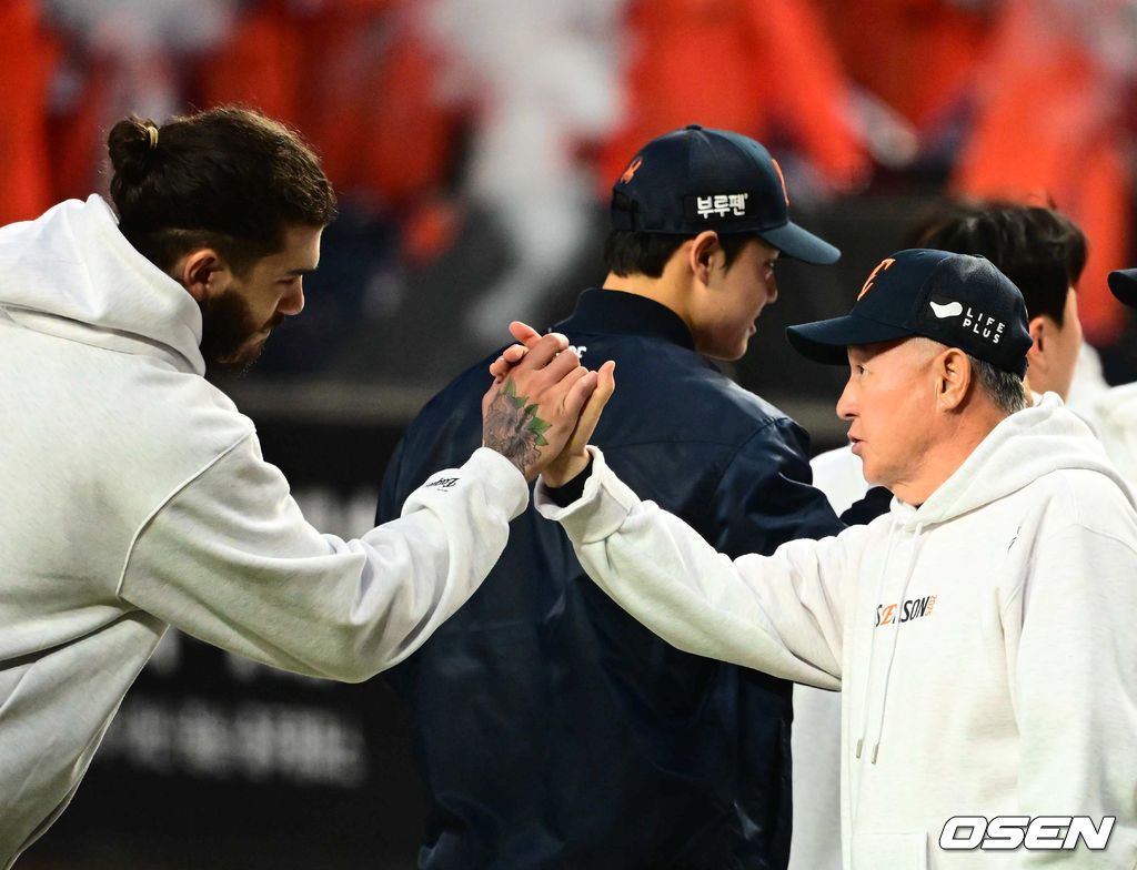 김경문 감독, 승리투수 폰세와 하이파이브