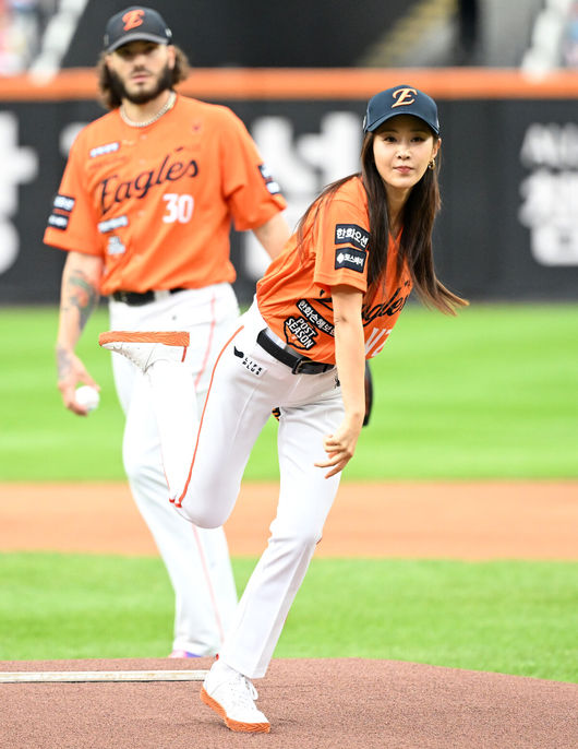 프로야구 한화 이글스가 첫 판을 승리하고, 한국시리즈 진출 확률 76.5%를 잡았다. 한화는 18일 대전 한화생명볼파크에서 열린 2025 KBO리그 플레이오프(5전 3선승제) 1차전 삼성 라이온즈와 경기에서 9-8 재역전 승리를 거뒀다.경기에 앞서 가수 겸 배우 유리가 시구를 하고 있다. 2025.10.18 /sunday@osen.co.kr