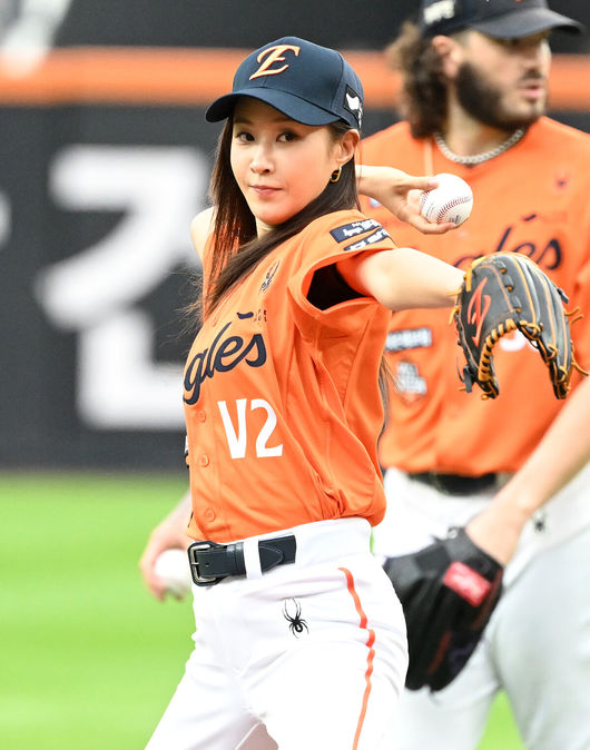 프로야구 한화 이글스가 첫 판을 승리하고, 한국시리즈 진출 확률 76.5%를 잡았다. 한화는 18일 대전 한화생명볼파크에서 열린 2025 KBO리그 플레이오프(5전 3선승제) 1차전 삼성 라이온즈와 경기에서 9-8 재역전 승리를 거뒀다.경기에 앞서 가수 겸 배우 유리가 시구를 하고 있다. 2025.10.18 /sunday@osen.co.kr