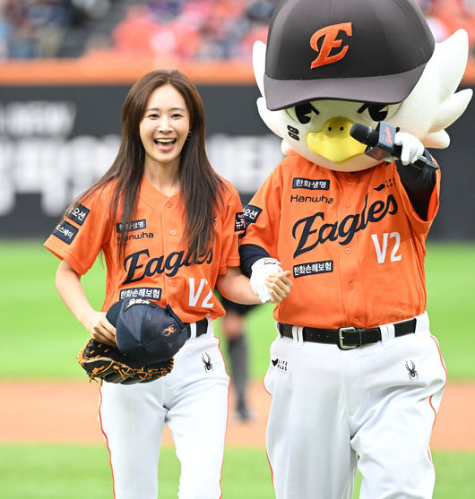 프로야구 한화 이글스가 첫 판을 승리하고, 한국시리즈 진출 확률 76.5%를 잡았다. 한화는 18일 대전 한화생명볼파크에서 열린 2025 KBO리그 플레이오프(5전 3선승제) 1차전 삼성 라이온즈와 경기에서 9-8 재역전 승리를 거뒀다.경기에 앞서 가수 겸 배우 유리가 시구를 마치고 미소짓고 있다. 2025.10.18 /sunday@osen.co.kr