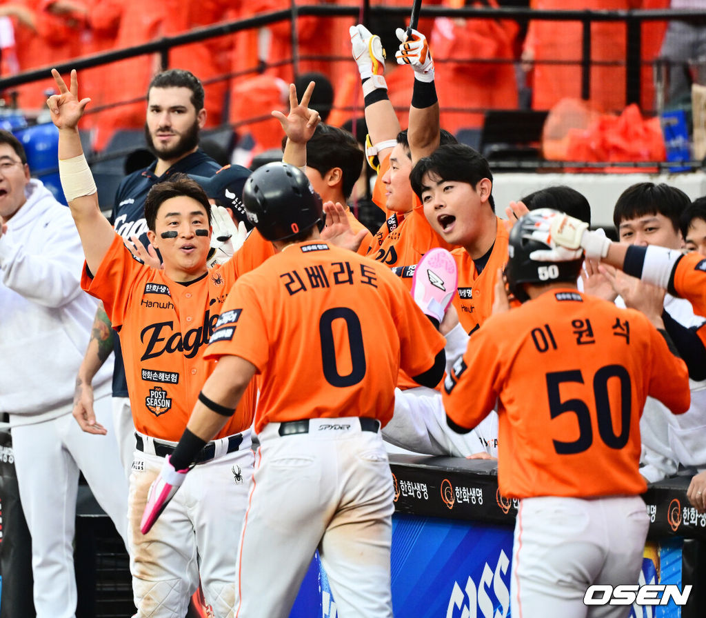 18일 오후 대전 한화생명볼파크에서 2025 신한 SOL Bank KBO리그 포스트시즌 플레이오프 1차전 한화 이글스와 삼성 라이온즈의 경기가 열렸다.한화는 폰세, 삼성은 가라비토를 선발 투수로 내세웠다.6회말 2사 2,3루에서 한화 채은성이 역전 2타점 적시타를 날리자 손아섭이 리베라토, 이원석을 맞이하며 기뻐하고 있다. 2025.10.18 /jpnews@osen.co.kr