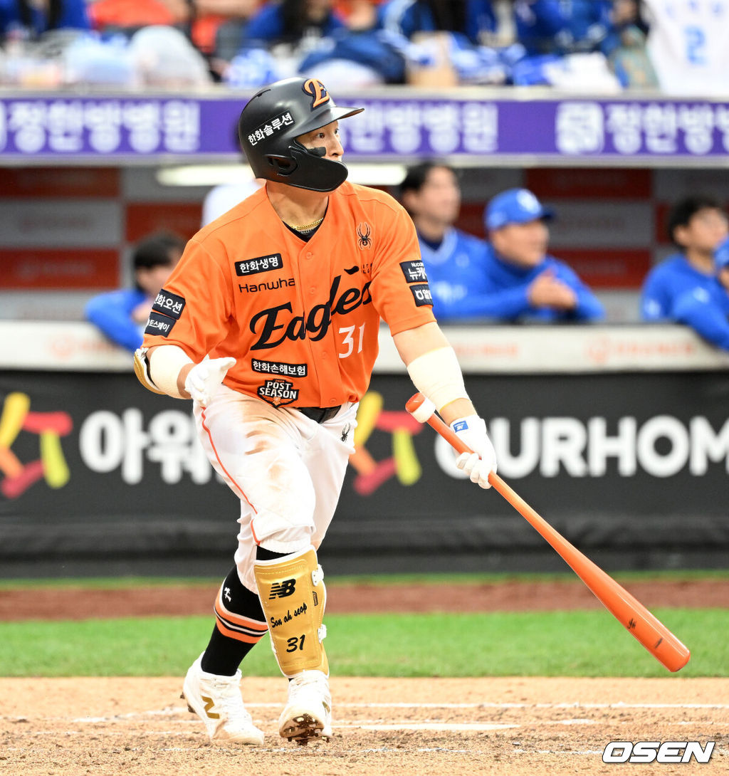 18일 오후 대전 한화생명볼파크에서 2025 신한 SOL Bank KBO리그 포스트시즌 플레이오프 1차전 한화 이글스와 삼성 라이온즈의 경기가 열렸다.한화는 폰세, 삼성은 가라비토를 선발 투수로 내세웠다.6회말 무사 2루에서 한화 손아섭이 중전 적시 2루타를 치고 있다. 2025.10.18 /sunday@osen.co.kr