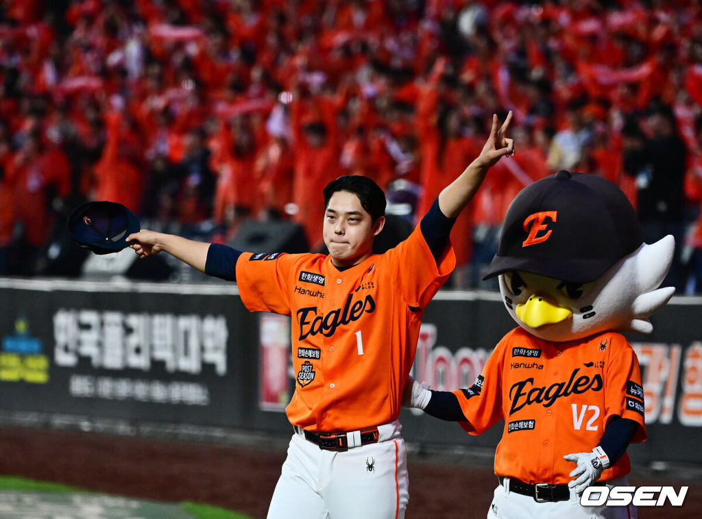 프로야구 한화 이글스가 첫 판을 승리하고, 한국시리즈 진출 확률 76.5%를 잡았다. 한화는 18일 대전 한화생명볼파크에서 열린 2025 KBO리그 플레이오프(5전 3선승제) 1차전 삼성 라이온즈와 경기에서 9-8 재역전 승리를 거뒀다. 예상과 달리 난타전이었고, 한화는 15안타를 몰아쳤다. 선발 폰세는 6이닝 7피안타(1피홈런) 1볼넷 8탈삼진 6실점(5자책)으로 부진했으나 승리 투수가 됐다. 문동주가 7회 구원투수로 등판해 2이닝 1피안타 4탈삼진 무실점으로 잘 던졌다. 마무리 김서현은 9회 등판해 홈런 등 2점을 허용하고 교체됐다. 김범수가 세이브를 기록했다. 플레이오프 1차전 MVP에 선정된 한화 문동주가 기뻐하고 있다. 2025.10.18 /jpnews@osen.co.kr