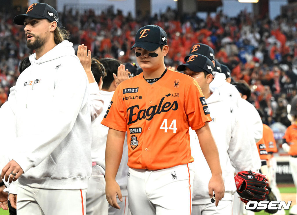 프로야구 한화 이글스가 첫 판을 승리하고, 한국시리즈 진출 확률 76.5%를 잡았다. 한화는 18일 대전 한화생명볼파크에서 열린 2025 KBO리그 플레이오프(5전 3선승제) 1차전 삼성 라이온즈와 경기에서 9-8 재역전 승리를 거뒀다.경기 종료 후 한화 김서현이 승리의 기쁨을 나누고 있다. 2025.10.18 /sunday@osen.co.kr