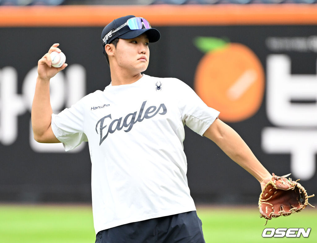 17일 오후 대전 한화생명볼파크에서 2025 신한 SOL Bank KBO리그 포스트시즌 플레이오프 1차전 한화 이글스와 삼성 라이온즈의 경기가 열렸다.한화는 폰세, 삼성은 가라비토를 선발 투수로 내세웠다.경기에 앞서 한화 정우주가 캐치볼을 하고 있다. 2025.10.17 /sunday@osen.co.k