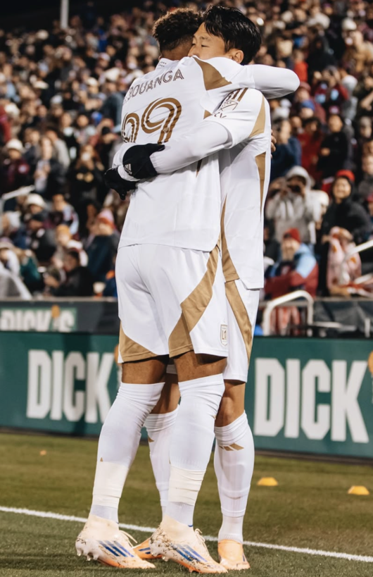 [사진] 포옹하는 부앙가와 손흥민 ⓒGettyimages(무단전재 및 재배포 금지)