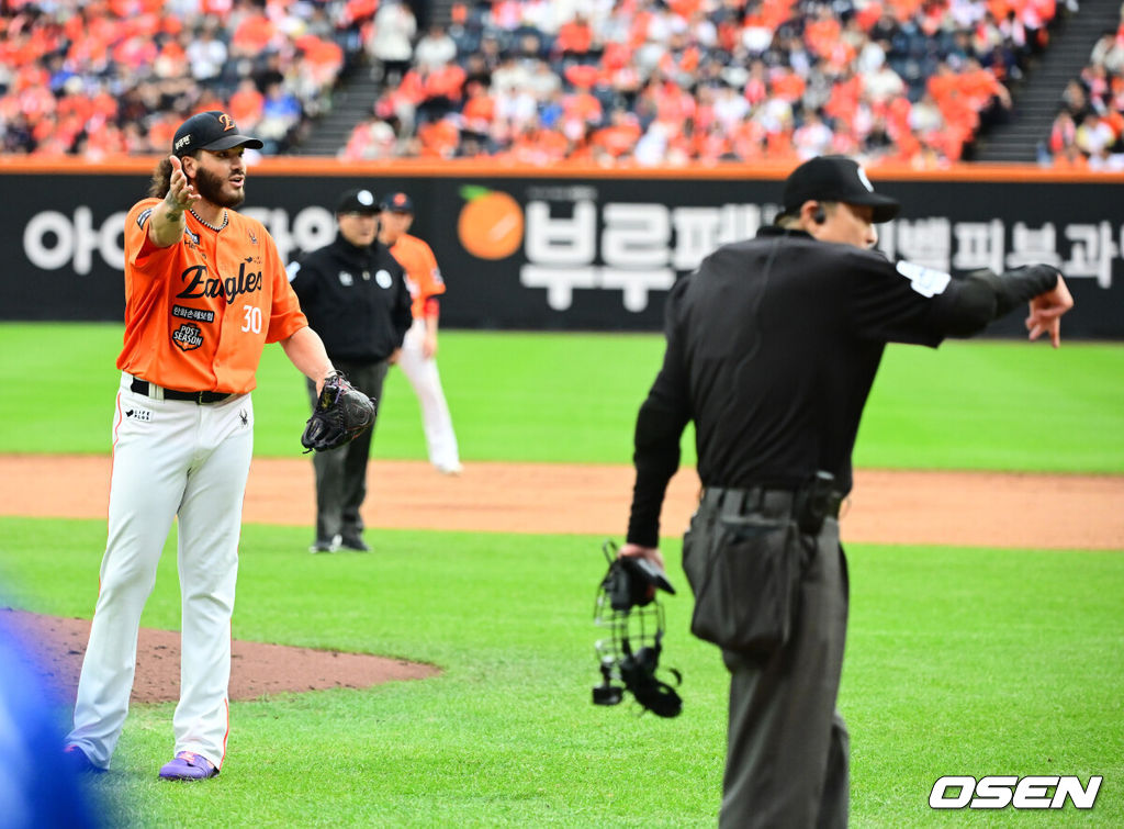 18일 오후 대전 한화생명볼파크에서 2025 신한 SOL Bank KBO리그 포스트시즌 플레이오프 1차전 한화 이글스와 삼성 라이온즈의 경기가 열렸다.한화는 폰세, 삼성은 가라비토를 선발 투수로 내세웠다.3회초 무사 3루에서 삼성 구자욱 타석에 주심이 한화 폰세의 길어지는 인터벌을 지적하고 있다. 2025.10.18 /jpnews@osen.co.kr