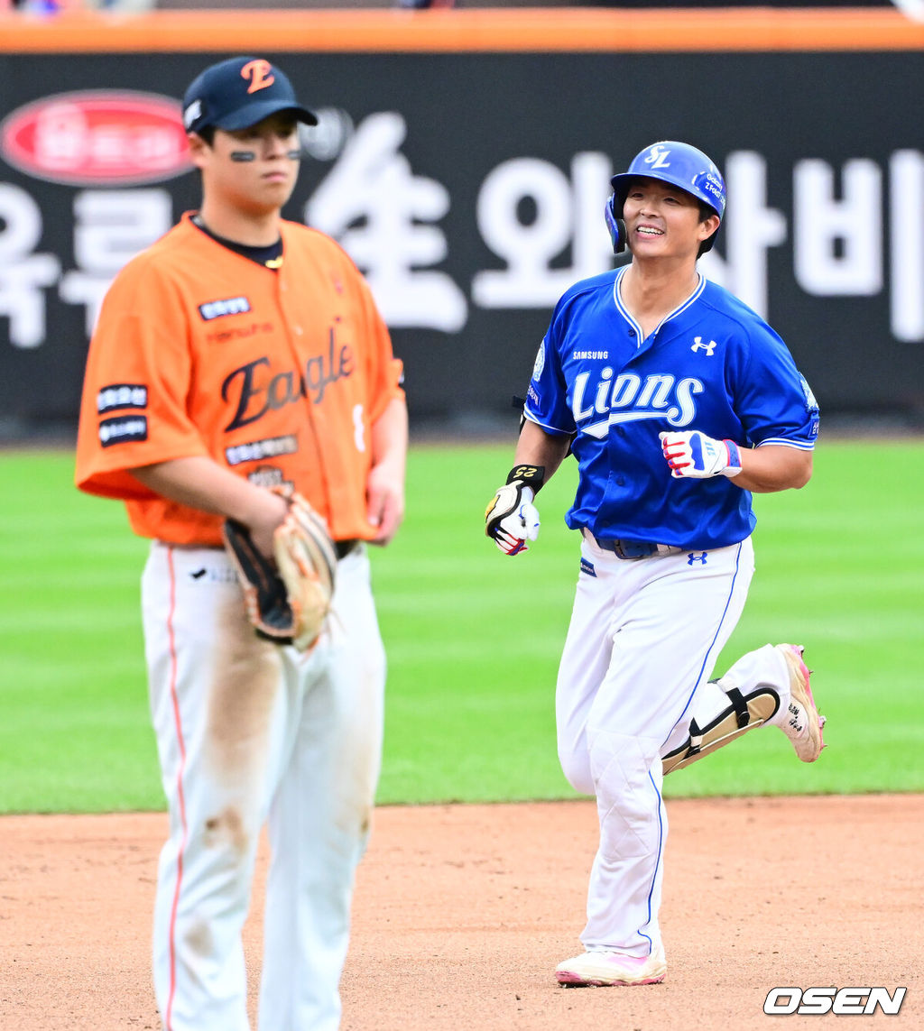 18일 오후 대전 한화생명볼파크에서 2025 신한 SOL Bank KBO리그 포스트시즌 플레이오프 1차전 한화 이글스와 삼성 라이온즈의 경기가 열렸다.한화는 폰세, 삼성은 가라비토를 선발 투수로 내세웠다.4회초 무사에서 삼성 김태훈이 역전 솔로포를 날리며 그라운드를 돌고 있다. 2025.10.18 /jpnews@osen.co.kr