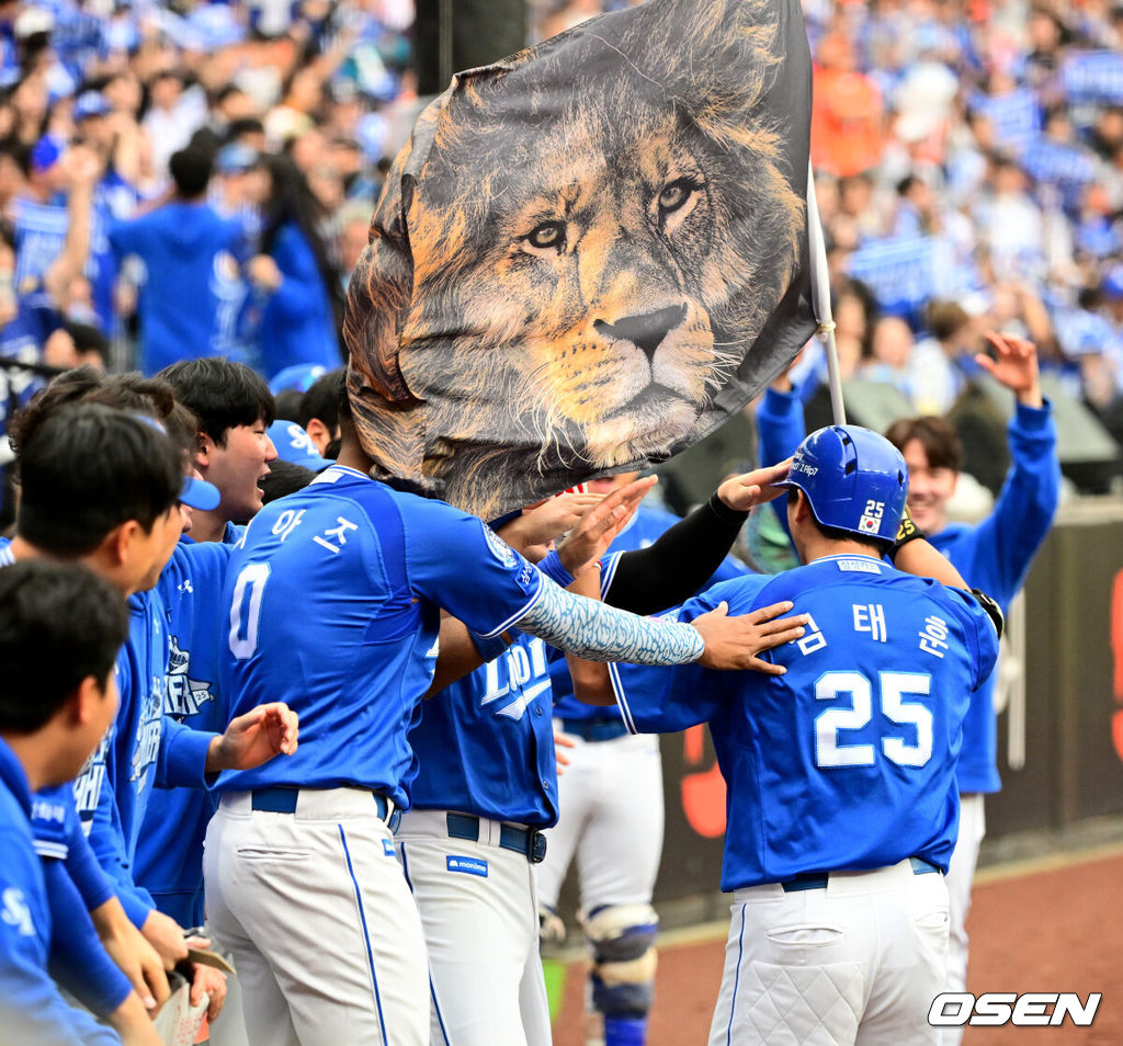 18일 오후 대전 한화생명볼파크에서 2025 신한 SOL Bank KBO리그 포스트시즌 플레이오프 1차전 한화 이글스와 삼성 라이온즈의 경기가 열렸다.한화는 폰세, 삼성은 가라비토를 선발 투수로 내세웠다.4회초 무사에서 삼성 김태훈이 역전 솔로포를 날리며 동료선수들과 기뻐하고 있다. 2025.10.18 /jpnews@osen.co.kr