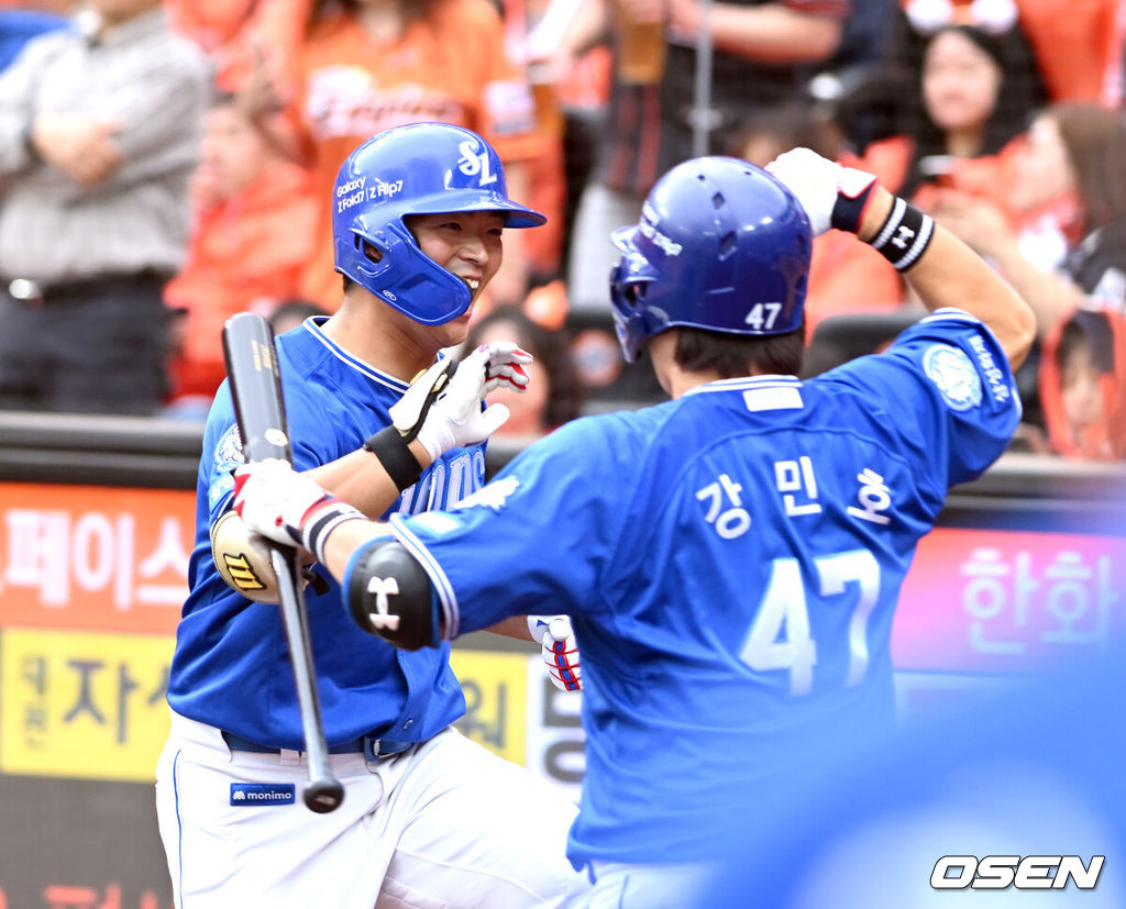 18일 오후 대전 한화생명볼파크에서 2025 신한 SOL Bank KBO리그 포스트시즌 플레이오프 1차전 한화 이글스와 삼성 라이온즈의 경기가 열렸다.한화는 폰세, 삼성은 가라비토를 선발 투수로 내세웠다.4회초 무사 김태훈이 역전 솔로 홈런을 치고 기뻐하고 있다. 2025.10.18 /spjj@osen.co.kr